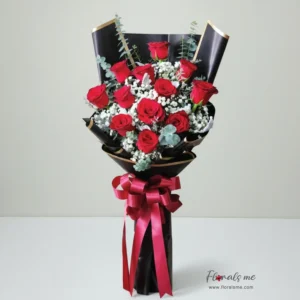 ช่อกุหลาบแดง FR21 แซมดอกยิปโซ ห่อกระดาษดำขอบทองสุดหรู ของขวัญวาเลนไทน์