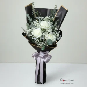 ช่อกุหลาบขาว FR24 จัดช่อแซมใบสีเงิน ห่อดำขอบทอง เรียบหรูดูแพง