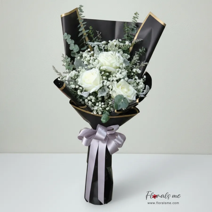 ช่อกุหลาบขาว FR24 จัดช่อแซมใบสีเงิน ห่อดำขอบทอง เรียบหรูดูแพง