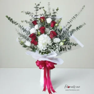 ช่อดอกไม้ผสม FR25 กุหลาบแดง ไฮเดรนเยียขาว ห่อขาวผูกโบว์แดง รับวาเลนไทน์