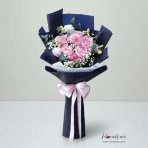 ช่อดอกไม้สีชมพูหวาน FR26 (กุหลาบและไลเซนทัส) ห่อกระดาษสีกรมท่า ตัดสีสวยโดดเด่น