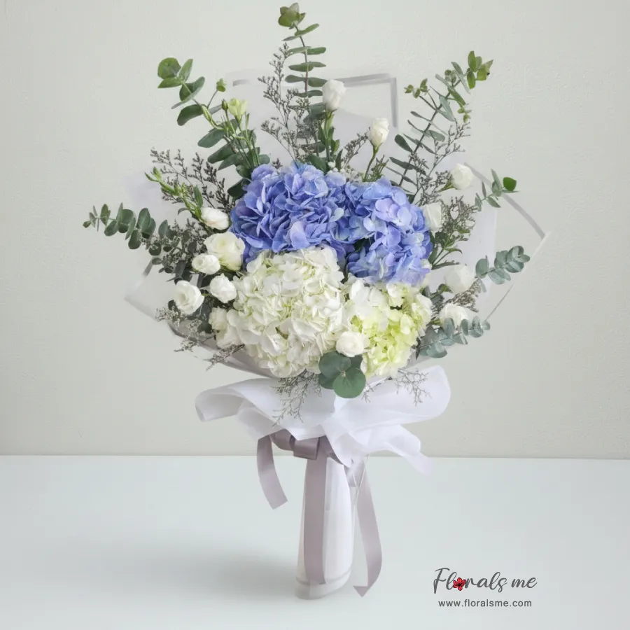 ช่อไฮเดรนเยียทูโทน FR28 สีฟ้าสลับขาว แซมดอกไม้แห้ง ห่อขาวสะอาดตา ร้าน Floralsme
