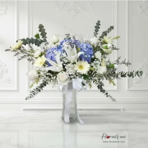 FV-05 CREAMY SKY VASE แจกันไฮเดรนเยียฟ้าผสมลิลลี่ขาว (Blue Hydrangeas & White Lilies) จัดทรงพุ่มหรู จาก Floralsme