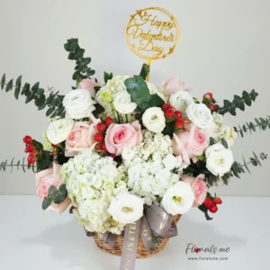 สั่งจอง FV-15 CREAMY RASBERRY FLORAL BASKET กระเช้าดอกไม้โทนสีครีม-ชมพูสุดละมุน (กุหลาบและไฮเดรนเยีย) แซมด้วยไฮเปอริคัมสีแดงสดใส พร้อมป้าย Happy Valentine's Day จาก Floralsme บริการส่งด่วนทั่วกรุงเทพฯ นนทบุรี ปทุมธานี สมุทรปราการ รับวาเลนไทน์นี้!