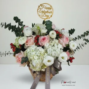 สั่งจอง FV-15 CREAMY RASBERRY FLORAL BASKET กระเช้าดอกไม้โทนสีครีม-ชมพูสุดละมุน (กุหลาบและไฮเดรนเยีย) แซมด้วยไฮเปอริคัมสีแดงสดใส พร้อมป้าย Happy Valentine's Day จาก Floralsme บริการส่งด่วนทั่วกรุงเทพฯ นนทบุรี ปทุมธานี สมุทรปราการ รับวาเลนไทน์นี้!