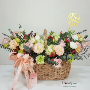 สั่งจอง FV-17 ROMANTIC PEACH BLUSH BASKET กระเช้าดอกไม้โทนสีพีช-ชมพูสุดโรแมนติก (ไลเซนทัสและกุหลาบ) แซมด้วยไฮเปอริคัมสีแดงและดอกไม้สีเขียวอ่อน พร้อมป้าย Happy Valentine's Day จาก Floralsme บริการส่งด่วนทั่วกรุงเทพฯ นนทบุรี ปทุมธานี สมุทรปราการ รับวาเลนไทน์นี้!