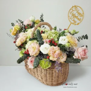 สั่งจอง FV-17 ROMANTIC PEACH BLUSH BASKET กระเช้าดอกไม้โทนสีพีช-ชมพูสุดโรแมนติก (ไลเซนทัสและกุหลาบ) แซมด้วยไฮเปอริคัมสีแดงและดอกไม้สีเขียวอ่อน พร้อมป้าย Happy Valentine's Day จาก Floralsme บริการส่งด่วนทั่วกรุงเทพฯ นนทบุรี ปทุมธานี สมุทรปราการ รับวาเลนไทน์นี้!