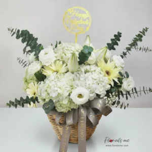 สั่งจอง FV-18 WHITE VANILLA FLORAL BASKET กระเช้าดอกไม้โทนสีขาววานิลลาสุดหรู (ไฮเดรนเยีย, ลิลลี่ และเยอบีร่า) แซมด้วยไลเซนทัส พร้อมป้าย Happy Valentine's Day จาก Floralsme บริการส่งด่วนทั่วกรุงเทพฯ นนทบุรี ปทุมธานี สมุทรปราการ รับวาเลนไทน์นี้!