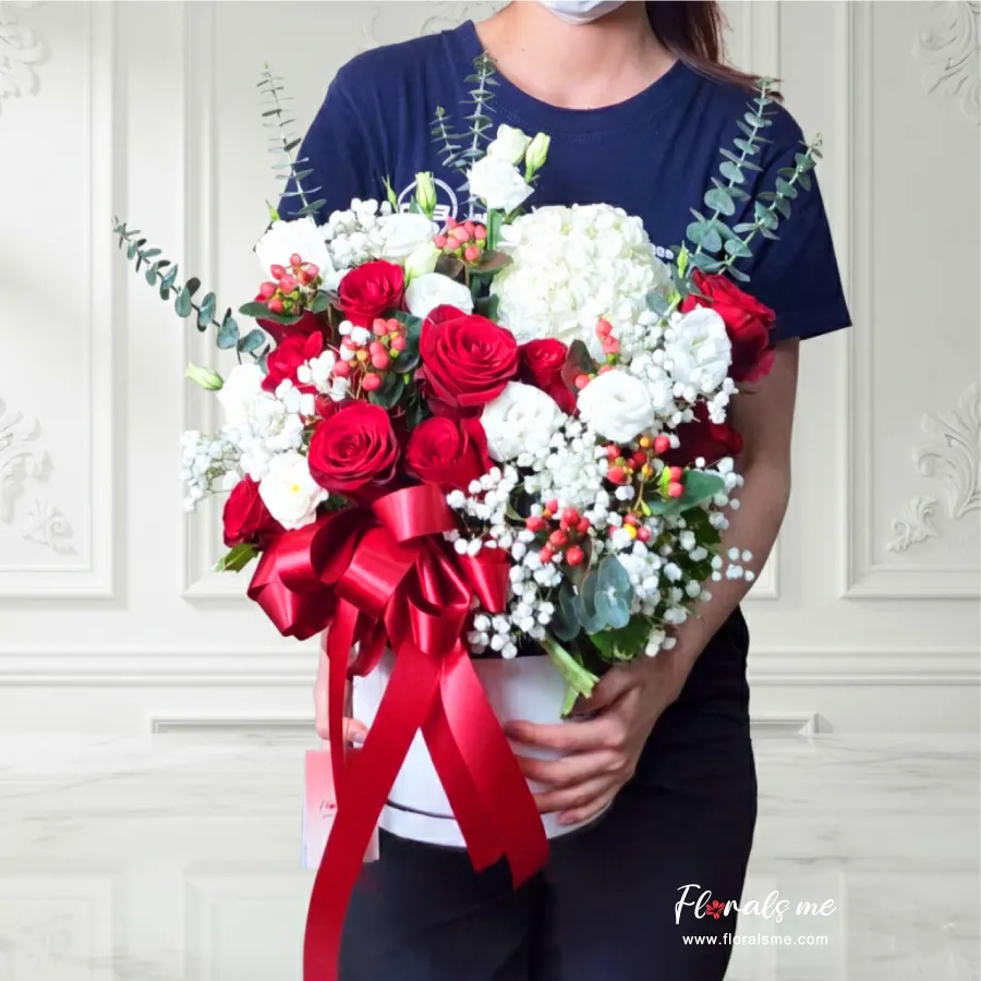 FBB-14 THIS LOVE RED ROSES BOX กล่องดอกไม้กุหลาบแดง ถือถ่ายรูปสวย