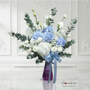 FV-20 BRIGHT FULLY CLOUDS VASE แจกันไฮเดรนเยียฟ้าผสมขาว (Blue & White Hydrangeas) ในแจกันแก้วสีม่วง จาก Floralsme