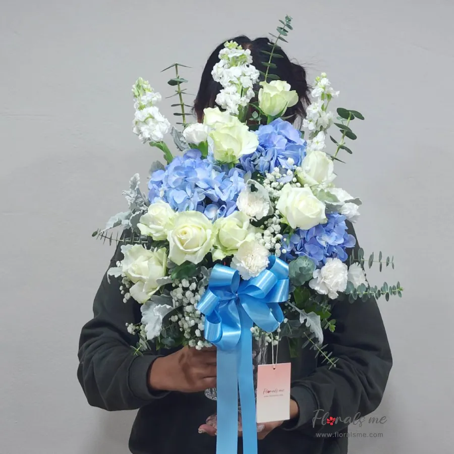 แจกันดอกไม้ โทนสีขาวฟ้า