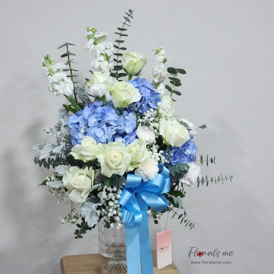 แจกันดอกไม้ โทนสีขาวฟ้า