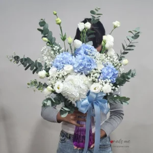 แจกันดอกไม้ โทนสีขาวฟ้า