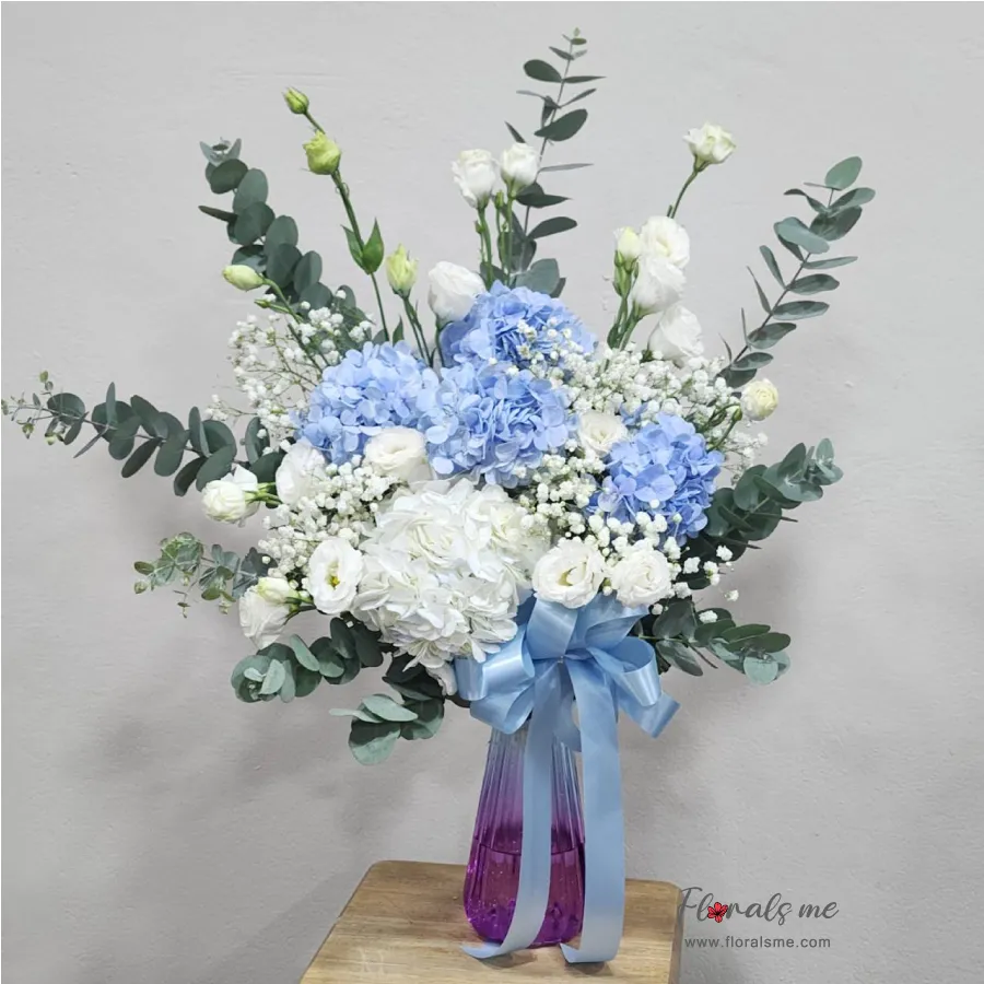 แจกันดอกไม้ โทนสีขาวฟ้า