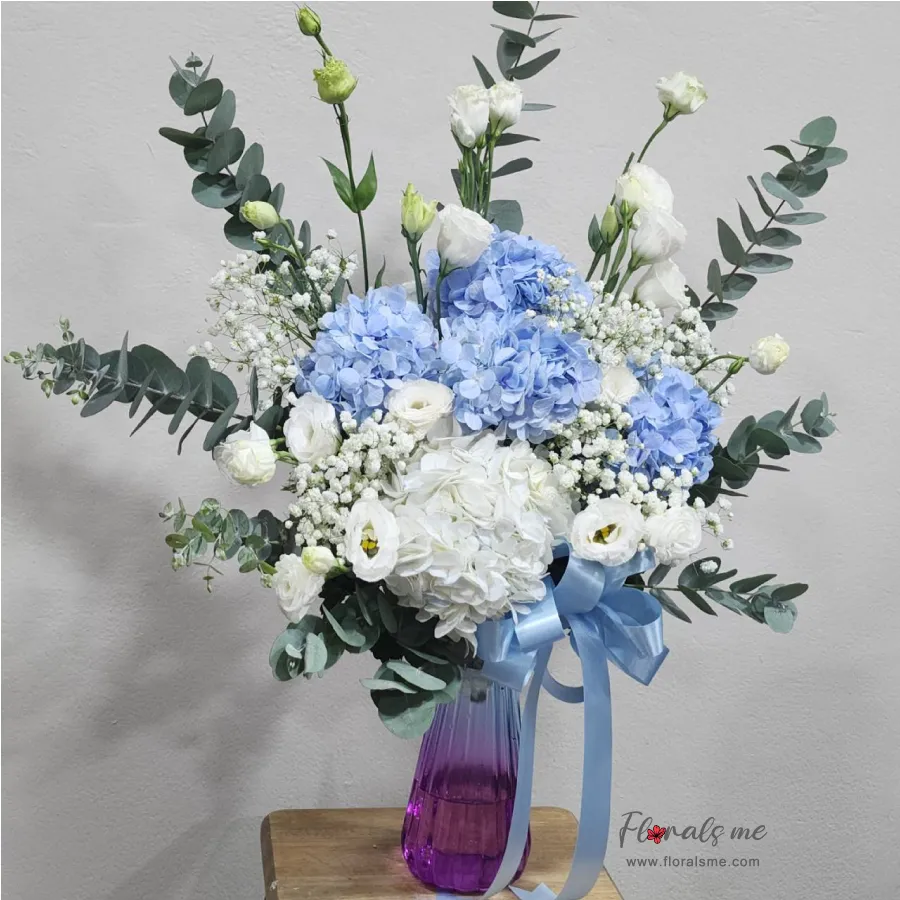 แจกันดอกไม้ โทนสีขาวฟ้า