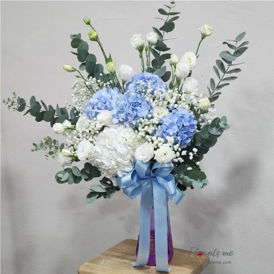แจกันดอกไม้ โทนสีขาวฟ้า