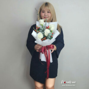 สั่งจอง FR-70 4 White Roses Valentine Bouquet ช่อกุหลาบขาว 4 ดอก แซมไฮเปอริคัมสีแดง ผูกริบบิ้นแดงสื่อรักบริสุทธิ์ จาก Floralsme บริการส่งด่วนทั่วกรุงเทพฯ นนทบุรี ปทุมธานี สมุทรปราการ รับวาเลนไทน์นี้!