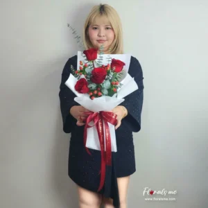 สั่งจอง FR-71 4 Red Roses Valentine Bouquet ช่อกุหลาบแดง 4 ดอก แซมไฮเปอริคัมสีแดง ผูกริบบิ้นแดงสื่อรักนิรันดร์ จาก Floralsme บริการส่งด่วนทั่วกรุงเทพฯ นนทบุรี ปทุมธานี สมุทรปราการ รับวาเลนไทน์นี้!