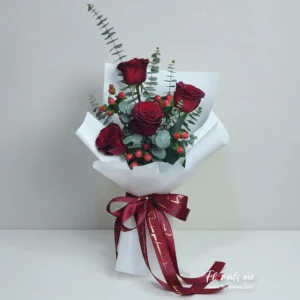 ภาพสินค้าจริง FR-71 ช่อกุหลาบแดง 4 ดอก แซมไฮเปอร์ริคัมแดง ร้านดอกไม้ Floralsme