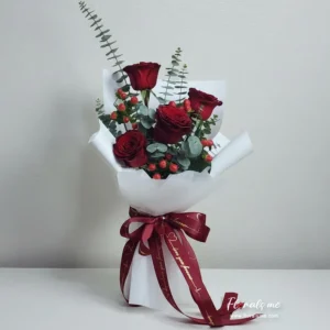 สั่งดอกไม้วาเลนไทน์ FR-71 4 Red Roses Valentine Bouquet กุหลาบแดงรักมั่นคง บริการส่งทั่วกรุงเทพฯ