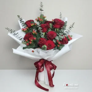 ภาพสินค้าจริง FR-73 ช่อกุหลาบแดง 10 ดอก แซมเบอร์รี่แดง ร้านดอกไม้ Floralsme