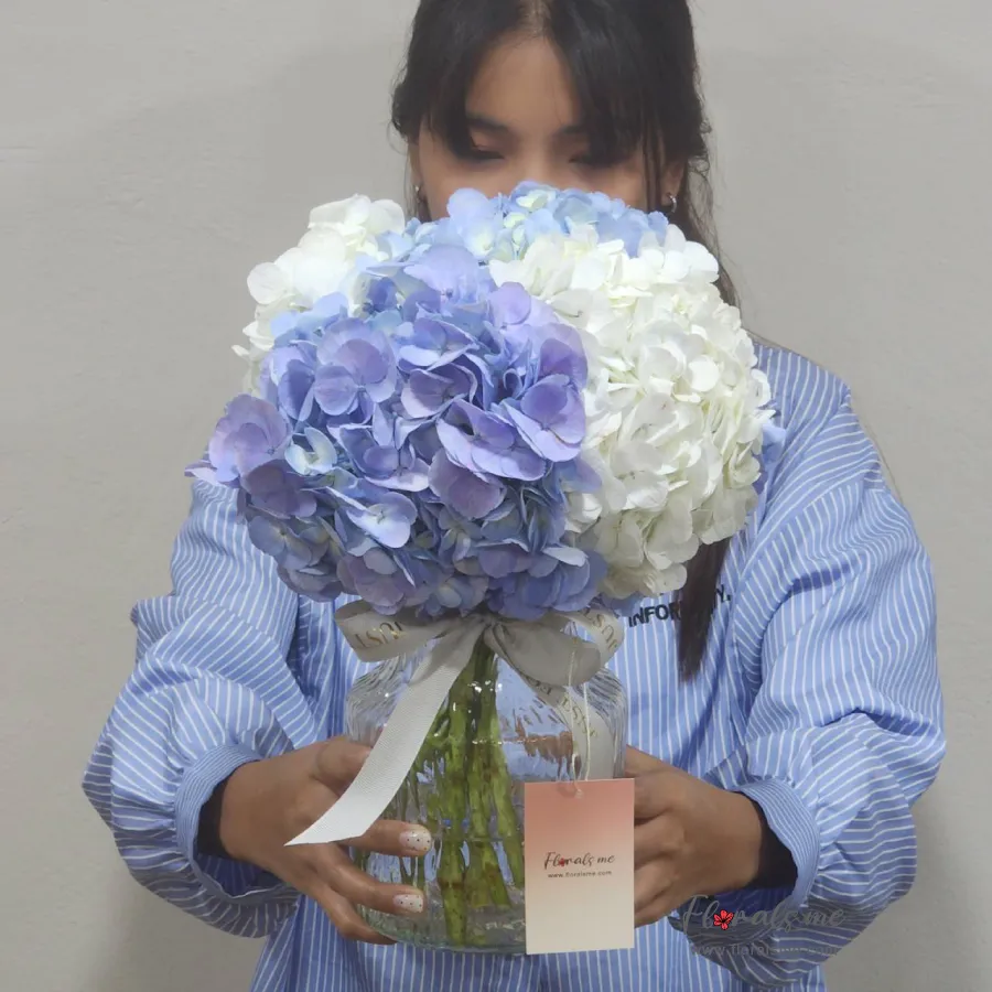 FV-25 HEAVENLY BLUE VASE แจกันไฮเดรนเยียสีฟ้า-ขาว (Hydrangea) จัดทรงกลมพุ่มใหญ่ จาก Floralsme