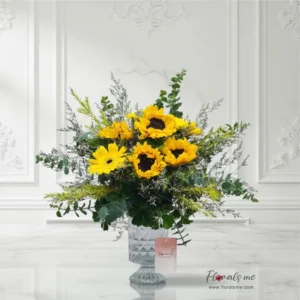 FV-27 GOLDEN JOY VASE ดอกไม้สีเหลืองสดใสและใบยูคาลิปตัส ในแจกันแก้วหรู