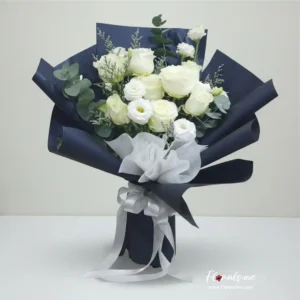 FR92 ELEGANT NAVY WHITE ROSES กุหลาบขาวผสมไลเซนทัส ริบบิ้นสีเงิน