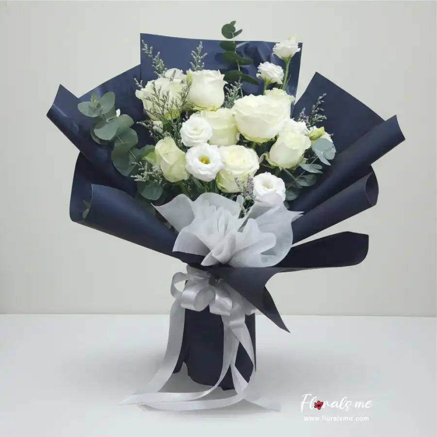 FR92 ELEGANT NAVY WHITE ROSES กุหลาบขาวผสมไลเซนทัส ริบบิ้นสีเงิน