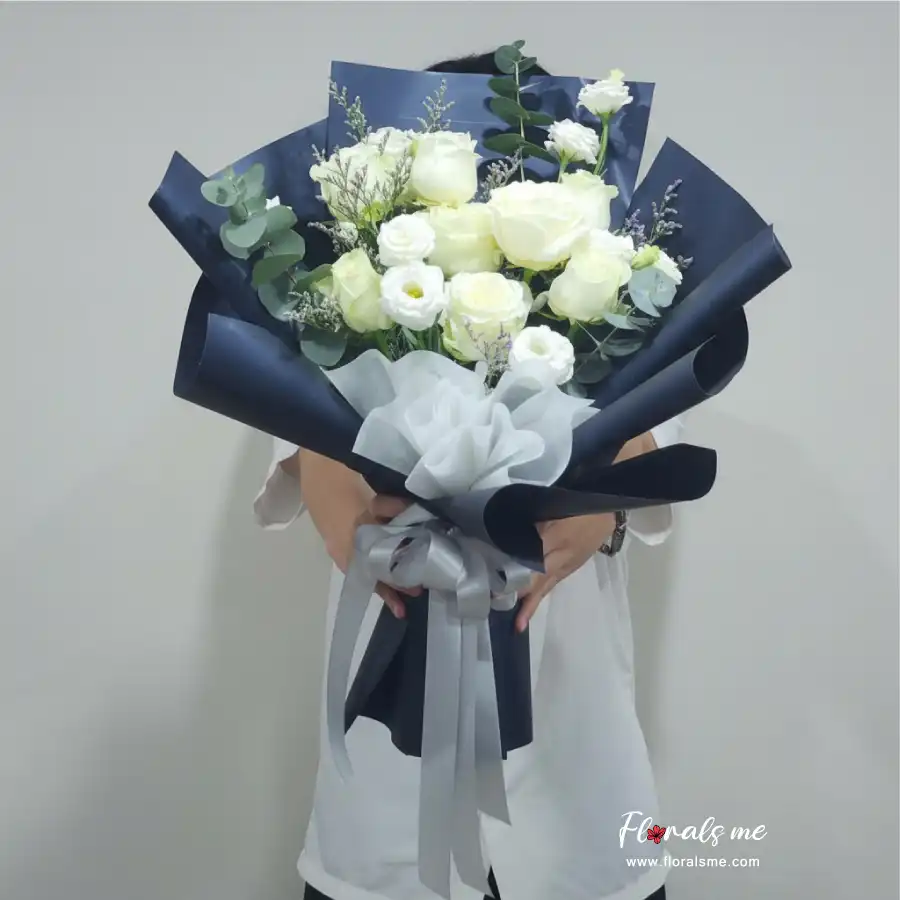 FR92 ELEGANT NAVY WHITE ROSES ช่อกุหลาบขาวห่อกระดาษสีกรมท่า