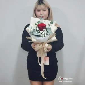 ช่อดอกไม้กุหลาบแดง 1 ดอก ห่อกระดาษสีครีม