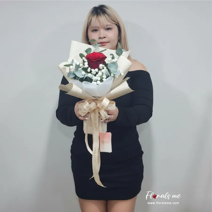 ช่อดอกไม้กุหลาบแดง 1 ดอก ห่อกระดาษสีครีม